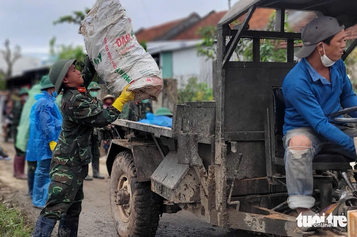 Bộ đội tìm được tiền, tài sản cho dân vùng rốn lũ - Ảnh 2.