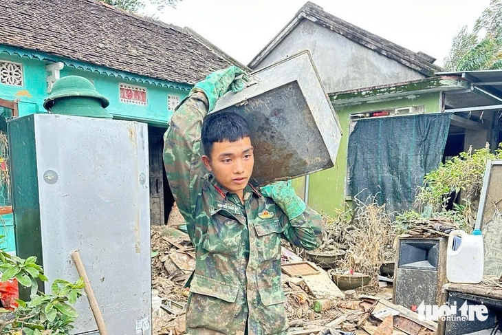 Bộ đội tìm được tiền, tài sản cho dân vùng rốn lũ- Ảnh 3.