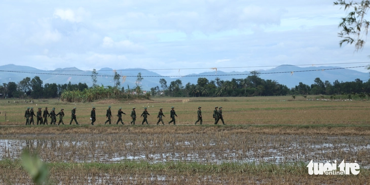 Bộ đội tìm được tiền, tài sản cho dân vùng rốn lũ- Ảnh 4.