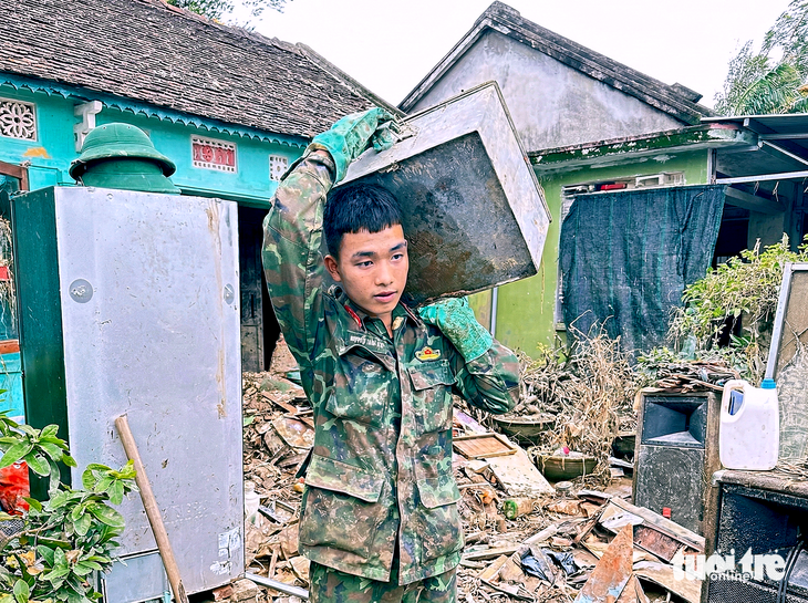 Bộ đội tìm được tiền, tài sản cho dân vùng rốn lũ- Ảnh 3.