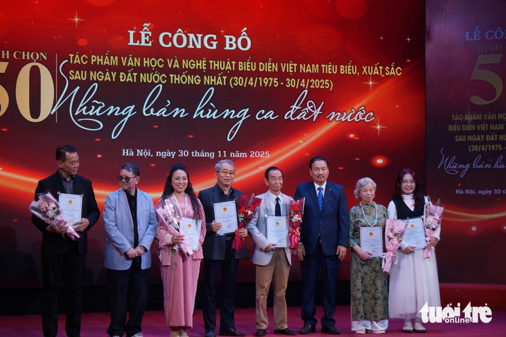 50 tác phẩm văn học nghệ thuật tiêu biểu gọi tên Bảo Ninh, Nguyễn Huy Thiệp, Lưu Quang Vũ, Trần Tiến - Ảnh 5. Nguyễn Huy Thiệp - Ảnh 6.