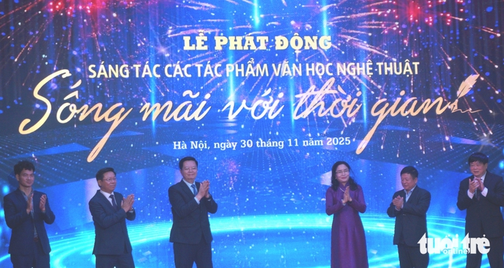 50 tác phẩm văn học nghệ thuật tiêu biểu gọi tên Bảo Ninh, Nguyễn Huy Thiệp, Lưu Quang Vũ, Trần Tiến - Ảnh 7. Nguyễn Huy Thiệp - Ảnh 8.