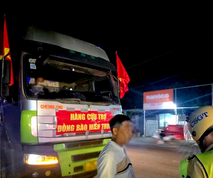 Dán băng rôn 'hàng cứu trợ đồng bào miền Trung' trên xe để chở gạo vượt quá tải trọng 76% - Ảnh 1.