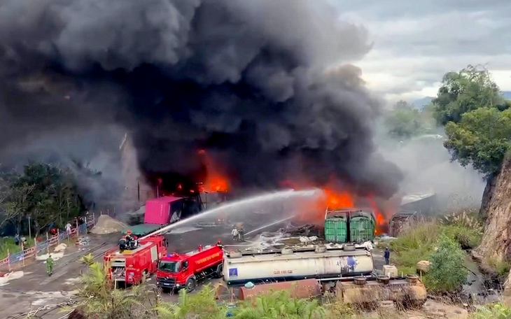 Cửa hàng vật liệu xây dựng ở Đà Nẵng bốc cháy, khói đen cuồn cuộn - Ảnh 5.