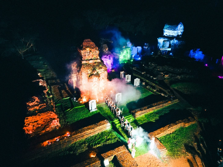 Mãn nhãn với show diễn 'Đêm Mỹ Sơn huyền thoại' trong không gian tháp cổ ngàn năm- Ảnh 6. Mãn nhãn show diễn 'Đêm Mỹ Sơn huyền thoại' trong không gian tháp cổ ngàn năm - Ảnh 6.