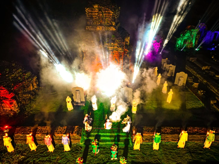 Mãn nhãn với show diễn 'Đêm Mỹ Sơn huyền thoại' trong không gian tháp cổ ngàn năm- Ảnh 5. Mãn nhãn show diễn 'Đêm Mỹ Sơn huyền thoại' trong không gian tháp cổ ngàn năm - Ảnh 5.