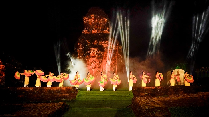 Mãn nhãn với show diễn 'Đêm Mỹ Sơn huyền thoại' trong không gian tháp cổ ngàn năm- Ảnh 3. Mãn nhãn show diễn 'Đêm Mỹ Sơn huyền thoại' trong không gian tháp cổ ngàn năm - Ảnh 3.