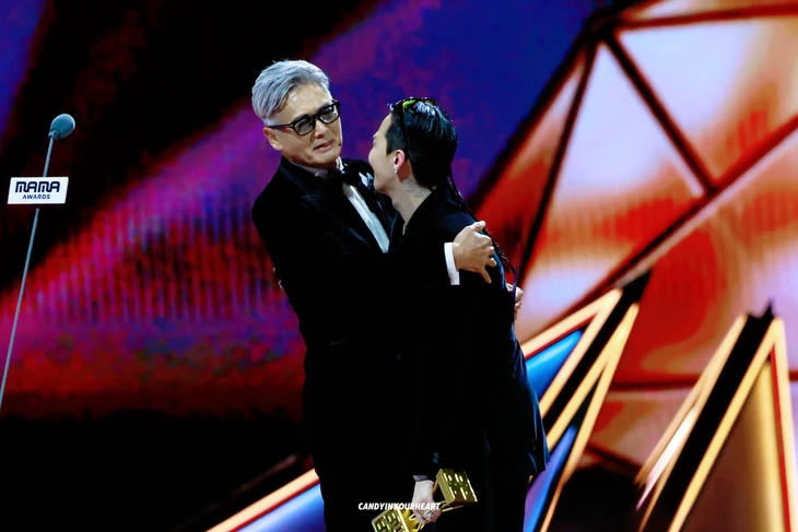 G-DRAGON chỉnh toàn bộ sân khấu tại MAMA 2025 sau thảm họa cháy chung cư Hong Kong - Ảnh 5.