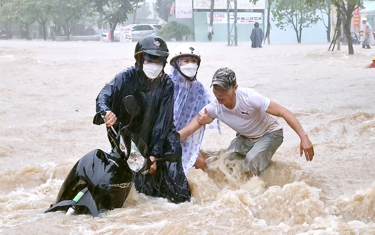 Áp thấp nhiệt đới suy yếu thành vùng áp thấp, Quảng Trị đến Khánh Hòa có nơi mưa to - Ảnh 2.