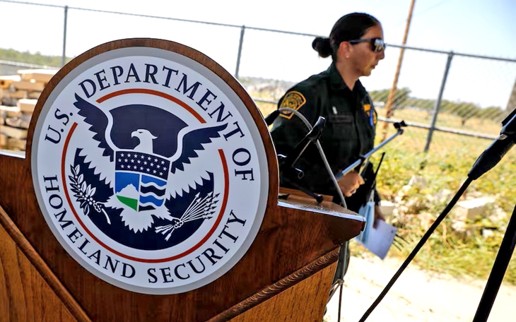 Xuất hiện video giả về ông Trump và ông Epstein khi vụ hồ sơ Epstein nóng lên - Ảnh 2.