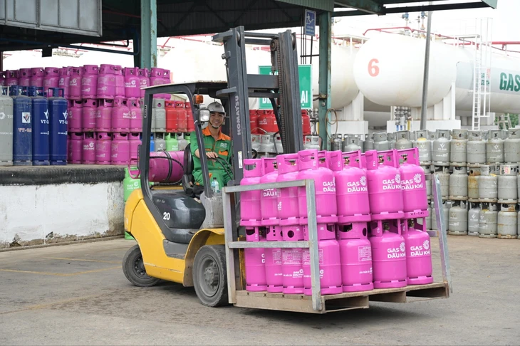 Giá gas bán lẻ trong nước tăng dịp cuối năm - Ảnh 2.
