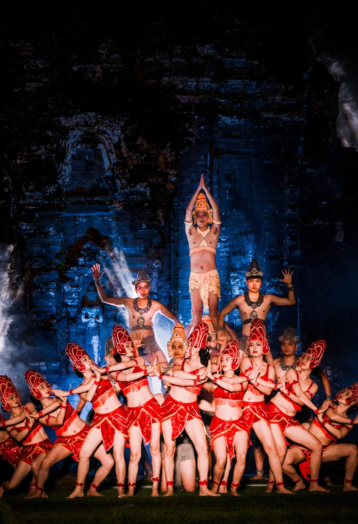 Mãn nhãn với show diễn 'Đêm Mỹ Sơn huyền thoại' trong không gian tháp cổ ngàn năm- Ảnh 1. Mãn nhãn show diễn 'Đêm Mỹ Sơn huyền thoại' trong không gian tháp cổ ngàn năm - Ảnh 1.