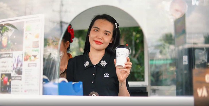 Chủ quầy vé số ở Vĩnh Long: 'Khách ở đây như một gia đình' - Ảnh 1.