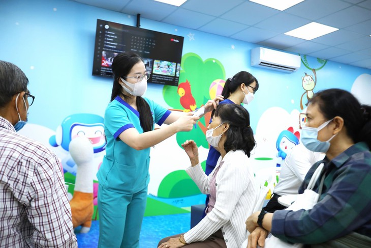 Người có bệnh mạn tính cần chủ động phòng cúm mùa mưa bão - Ảnh 1.