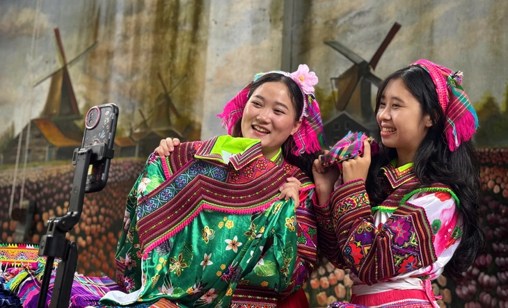 Những sinh viên Mông lan tỏa văn hóa dân tộc - Ảnh 1.