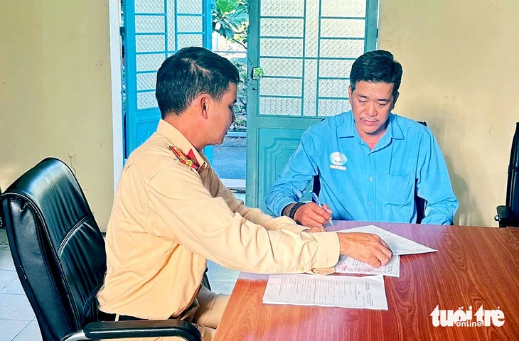 Tài xế bị phạt vì chuyển làn xe khách nguy hiểm trên cao tốc Mỹ Thuận - Cần Thơ - Ảnh 1.