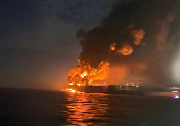Nga lên tiếng sau khi Ukraine tấn công khiến 'đội tàu ma' bốc cháy dữ dội ở Biển Đen - Ảnh 3.