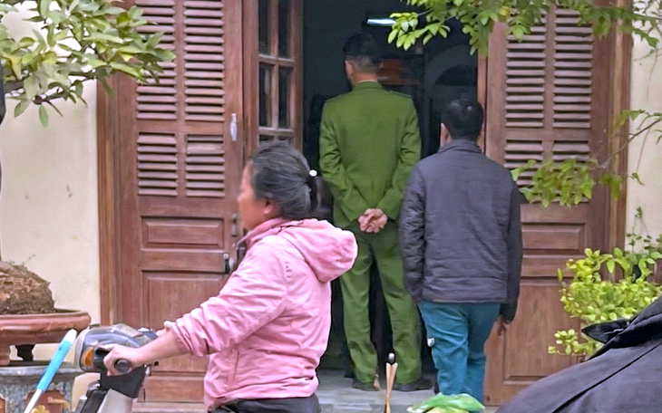 Điều tra vụ người đàn ông tử vong bất thường trên vỉa hè ở Nha Trang - Ảnh 2.