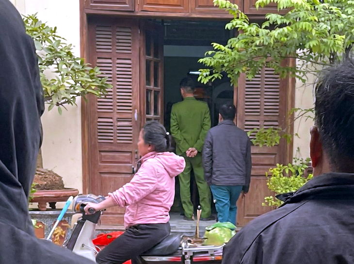 Hai người đàn ông tử vong trong tư thế quỳ tại một căn nhà - Ảnh 1.