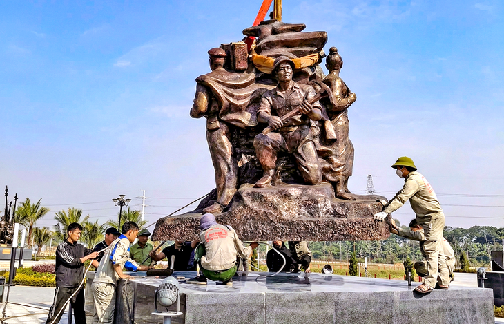 Hoàn thành trưng bày cụm tượng Tình đoàn kết hữu nghị Việt Nam - Lào - Ảnh 1.