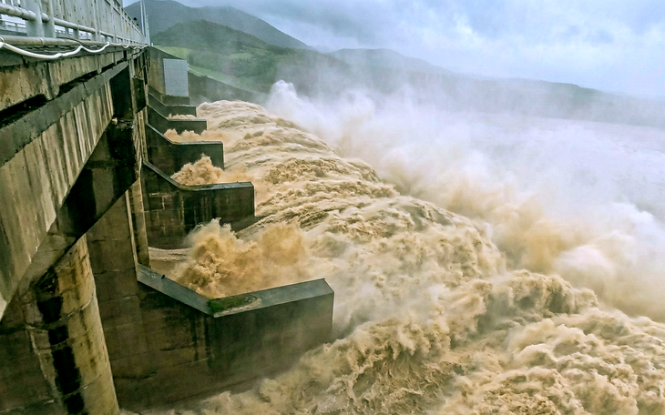 Lũ sông Ba khoét thủng bờ sông, tạo 'sông' mới rộng 100m, dài 1,5km- Ảnh 10.