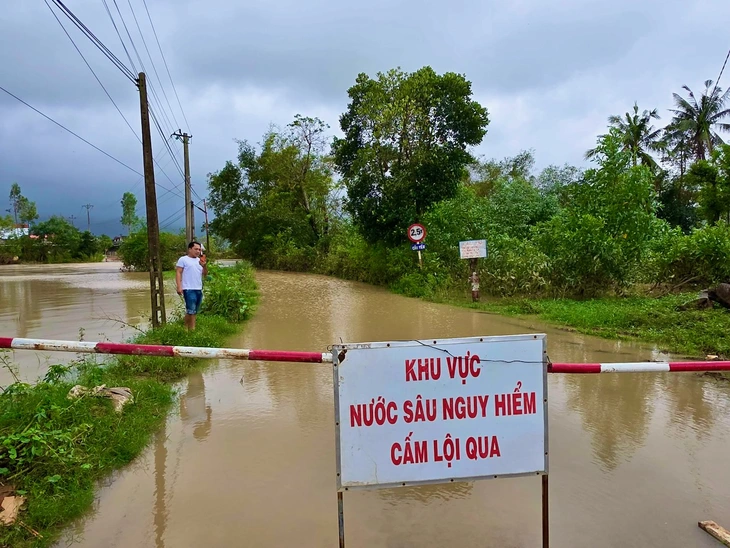 Mưa lớn làm ngập một số khu vực Phú Yên cũ - Ảnh 1.
