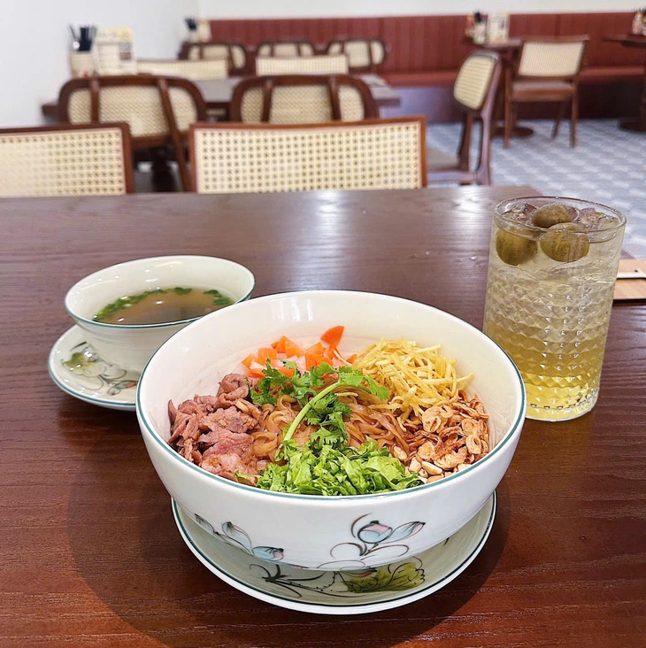 Tour một ngày đến Lái Thiêu: Ăn phở Gia Long, trải nghiệm gốm Thủ Biên - Ảnh 4. phở Gia Long - Ảnh 4.