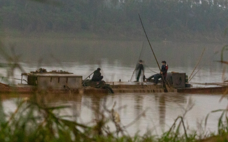 Hút cát lậu xuyên đêm trên sông Thạch Hãn, 3 người bị phạt 114 triệu đồng - Ảnh 2.