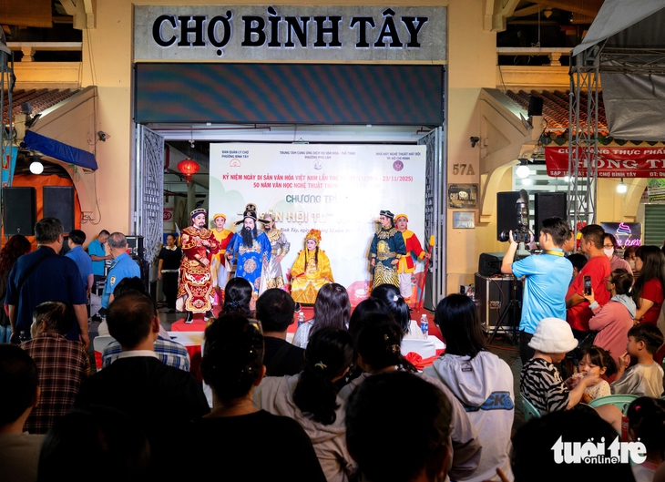 Coi hát bội ở chợ Bình Tây, coi người trẻ ở vở Hiền thần - Ảnh 1. hát bội - Ảnh 1.