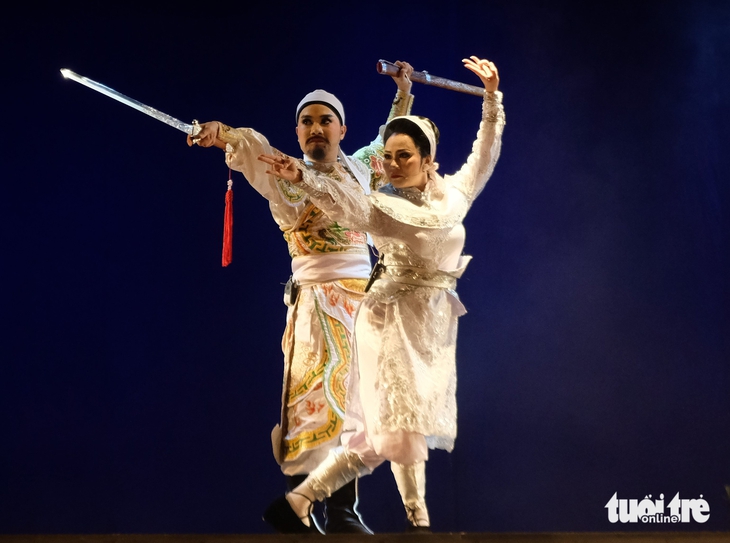 Coi hát bội ở chợ Bình Tây, coi người trẻ ở vở Hiền thần - Ảnh 2. hát bội - Ảnh 2.