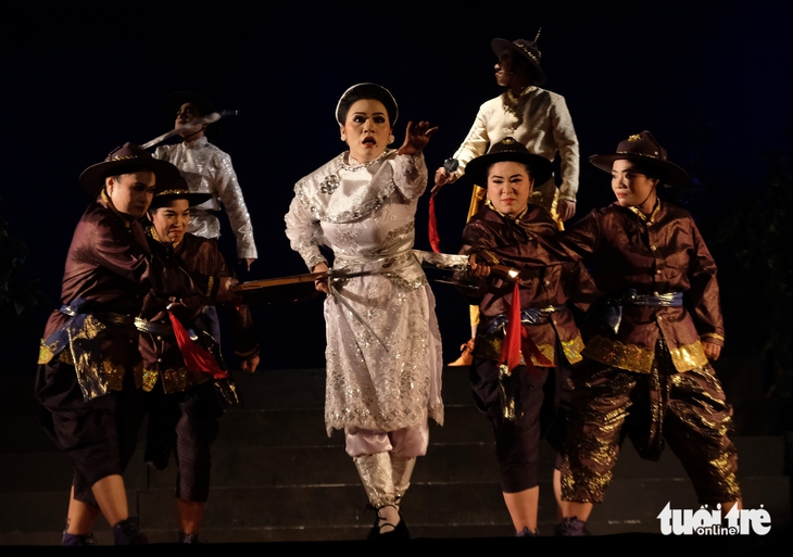 Coi hát bội ở chợ Bình Tây, coi người trẻ ở vở Hiền thần - Ảnh 3. hát bội - Ảnh 3.