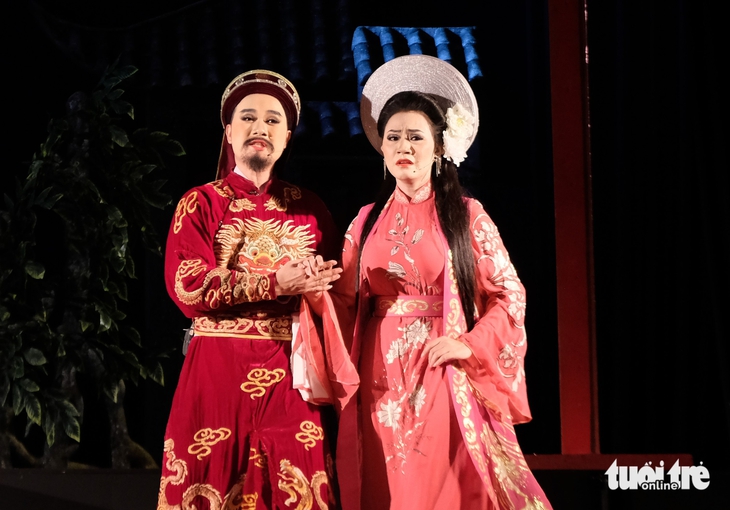 Coi hát bội ở chợ Bình Tây, coi người trẻ ở vở Hiền thần - Ảnh 4. hát bội - Ảnh 4.