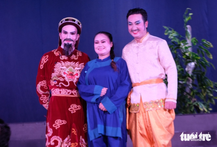 Coi hát bội ở chợ Bình Tây, coi người trẻ ở vở Hiền thần - Ảnh 5. Coi hát bội tại chợ Bình Tây, coi người trẻ trong vở Hiền thần - Ảnh 5.