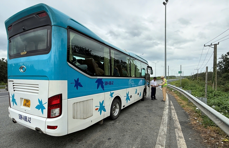 Xe khách giường nằm 'không có hợp đồng' chạy trên cao tốc bị Cục Cảnh sát giao thông xử lý - Ảnh 1.