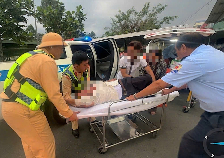 CSGT kịp cứu người đàn ông suy tim, ngưng thở trên cao tốc TP.HCM - Trung Lương - Ảnh 1.