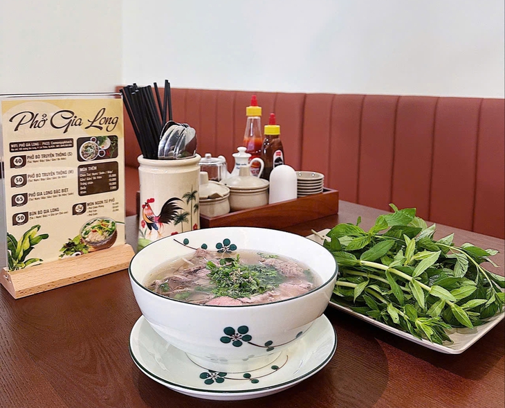 Tour một ngày đến Lái Thiêu: Ăn phở Gia Long, trải nghiệm gốm Thủ Biên - Ảnh 1. phở Gia Long - Ảnh 1.