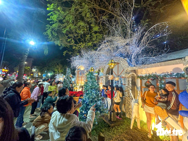 Người dân Đà Nẵng chen chân săn ảnh, đón Noel sớm - Ảnh 1.