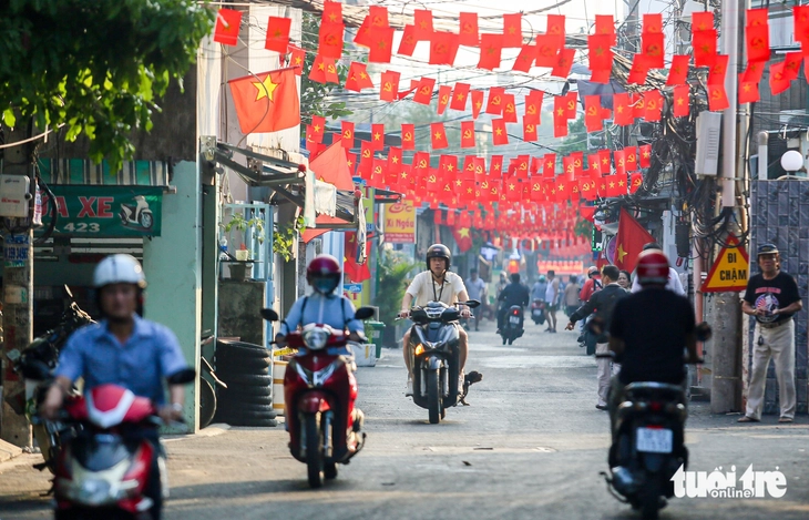 Cán bộ, công chức tại TP.HCM nghỉ 1 ngày Tết dương lịch 2026, toàn thành phố treo cờ Tổ quốc - Ảnh 1.