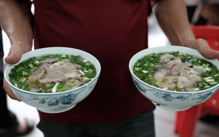 Phở Minh 80 tuổi ở Sài Gòn, ăn lần đầu chưa thấy ngon, ăn lần 2 là ghiền - Ảnh 8.