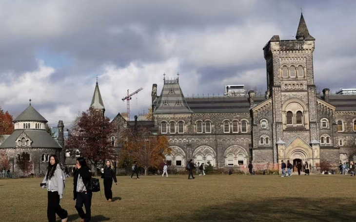 Thủ tướng Canada bị chỉ trích 'lệch chuẩn' vì dùng chính tả kiểu Anh trong văn bản chính phủ - Ảnh 2.