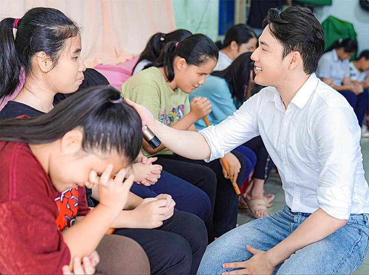 Lớp tiếng Anh cho người khiếm thị của á vương Việt Nam - Ảnh 2.