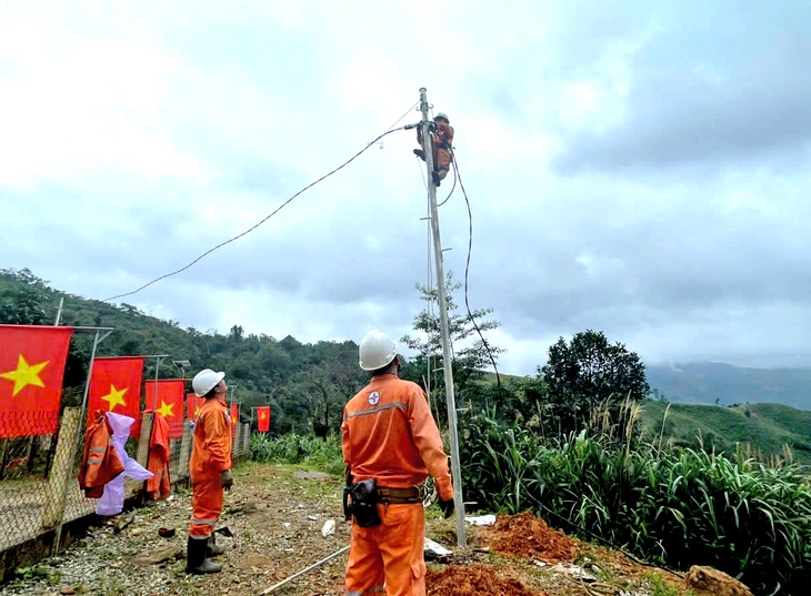 Nỗ lực kéo điện lên núi Ngọc Linh phục vụ đồng bào Ca Dong trước thềm năm mới 2026 - Ảnh 1.