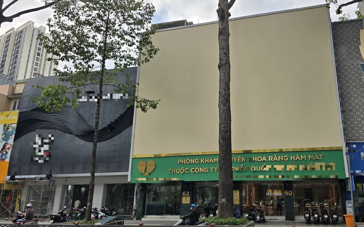 TP.HCM: Nhiều bảng quảng cáo ung dung che lối đi, chắn tầm nhìn, tiềm ẩn rủi ro  - Ảnh 2.