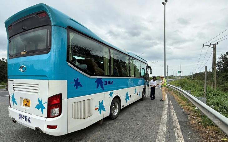 Xe khách chạy sai hành trình, tài xế không bằng lái,... chạy trên cao tốc bị phạt hơn 127 triệu đồng - Ảnh 3.