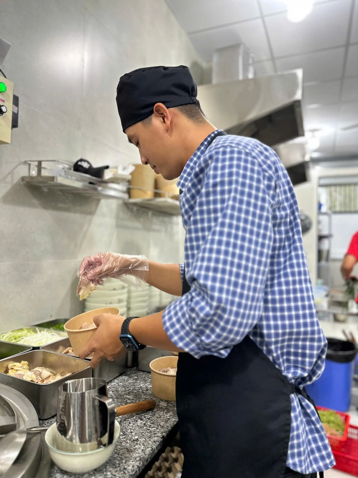 Tour một ngày đến Lái Thiêu: Ăn phở Gia Long, trải nghiệm gốm Thủ Biên - Ảnh 3. phở Gia Long - Ảnh 3.