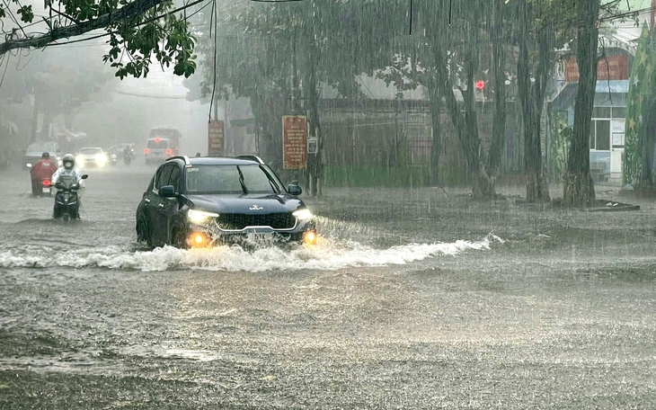 Mưa lớn làm ngập một số khu vực Phú Yên cũ - Ảnh 4.