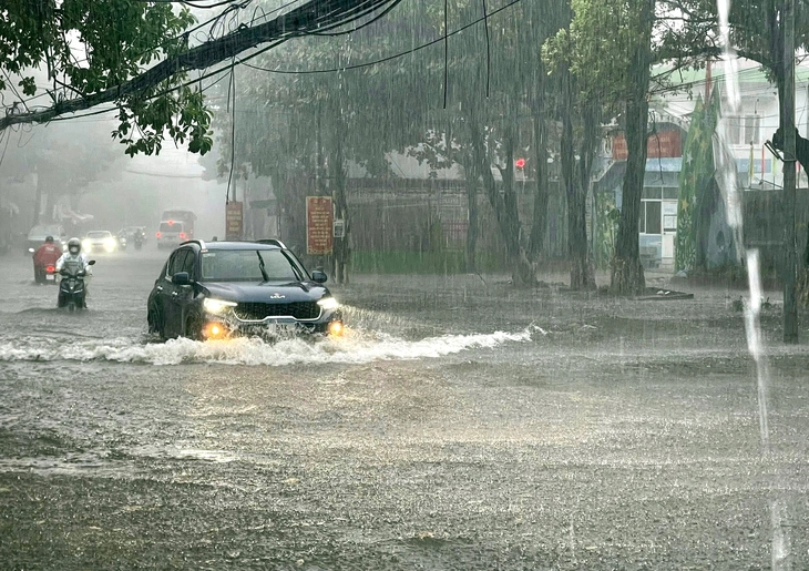 Mưa lớn gây ngập cục bộ nhiều tuyến đường ở Phan Rang - Ảnh 1.