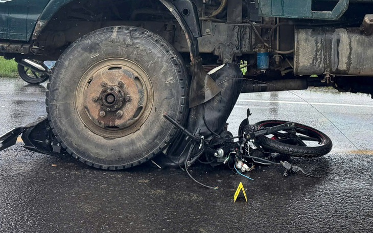 Phóng nhanh rồi ngã vào gầm xe bán tải, nam thanh niên tử vong - Ảnh 2.