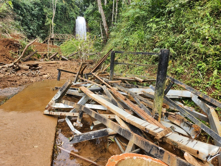 Khu vực thác Pa Sĩ ở Măng Đen tan nát do mưa lũ, địa phương đóng cửa, chưa hẹn ngày mở lại - Ảnh 3.