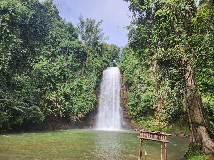 Khu vực thác Pa Sĩ ở Măng Đen tan nát do mưa lũ, địa phương đóng cửa, chưa hẹn ngày mở lại - Ảnh 1.